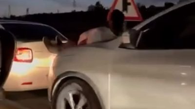 Bursa’da yolda kalan bir aracı çekmek isteyen sürücülerin halat bulamayınca