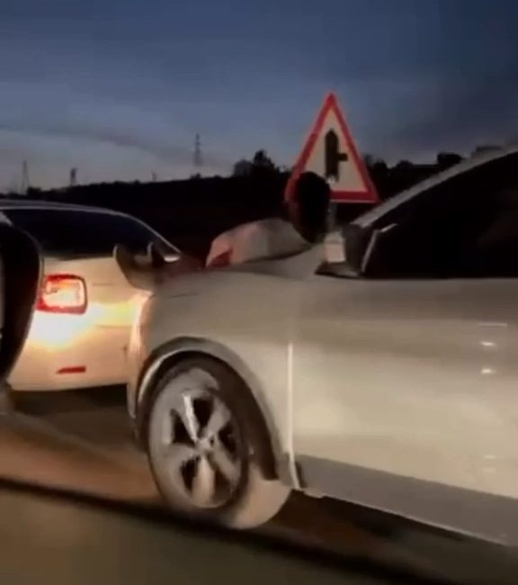 Bursa’da yolda kalan bir aracı çekmek isteyen sürücülerin halat bulamayınca