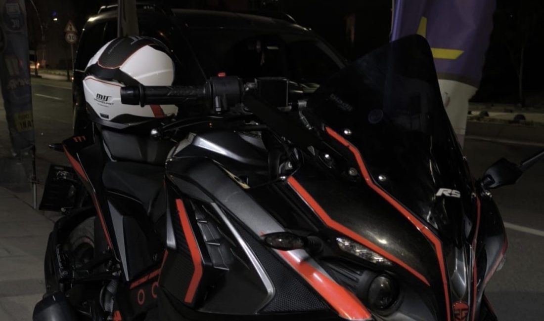 İstanbul Sultangazi’de gece yarısı kilitli motosikleti çalan iki hırsız güvenlik