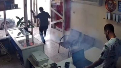 Adana’da bir teknik serviste tamir sırasında alev alan cep telefonu