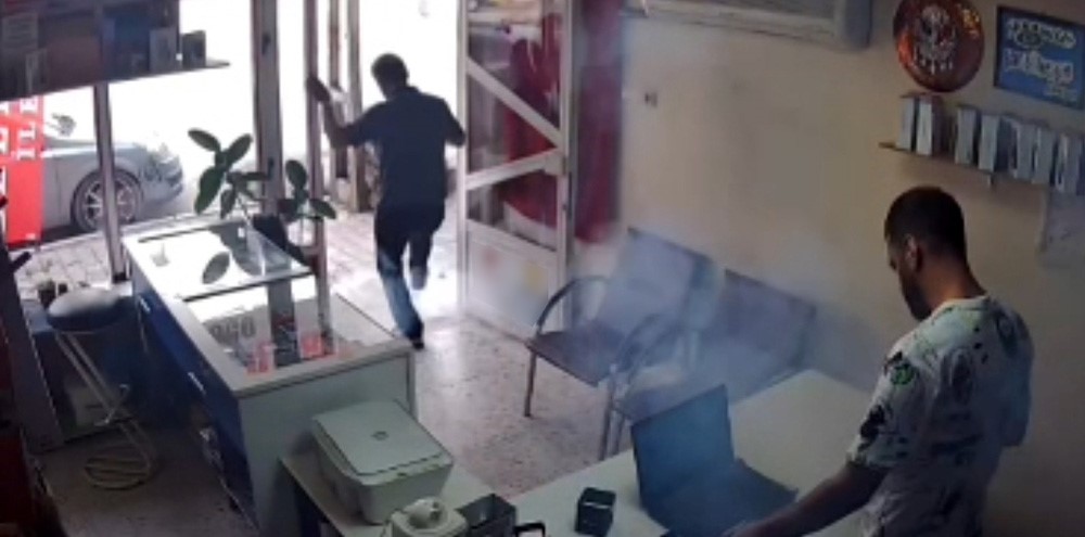 Adana’da bir teknik serviste tamir sırasında alev alan cep telefonu
