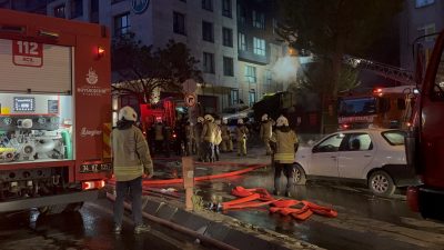 Şişli Gülbağ Mahallesi’nde bir iş yerinin önünde park halindeki motosikletin