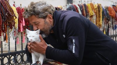 Sivas’ta yaşanan olayda, ölen yavrusunu ağzında taşıyarak kendisini besleyen hayırseverin