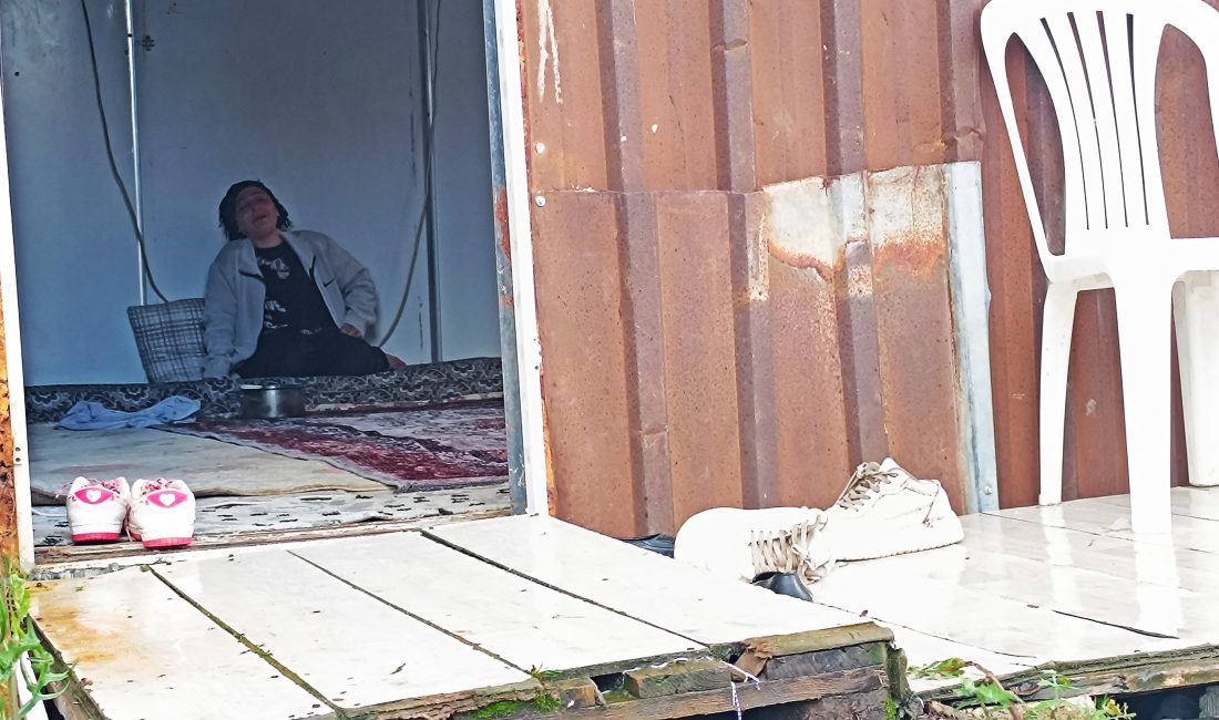 ileyim evin aniden yıkılıp çocuklarımı, beş kişiyi sürükleyerek yola atlayacağını,