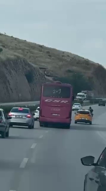 Hatay’da trafikte kornaya basarak araçları sollayan ve ardı ardına yaptığı