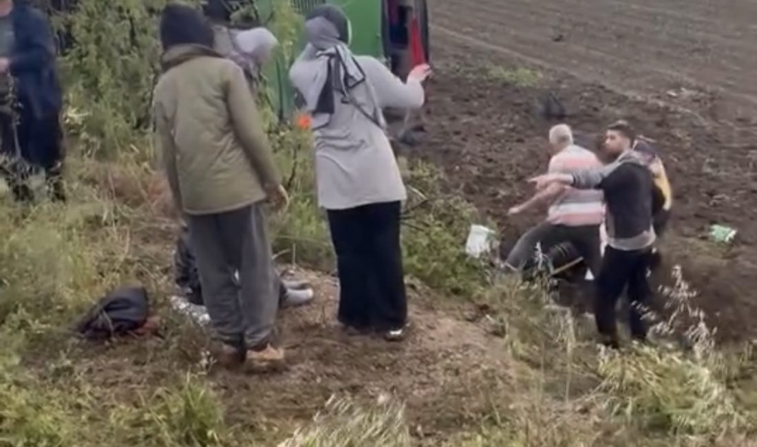 Çanakkale’nin Biga ilçesinde kontrolden çıkan bir yolcu otobüsü tarlaya devrildi.
