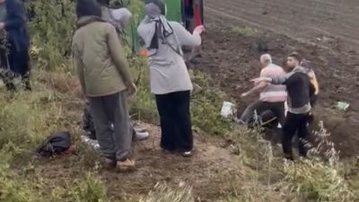 Çanakkale’nin Biga ilçesinde kontrolden çıkan bir yolcu otobüsü tarlaya devrildi.