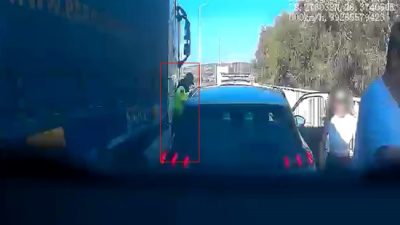 İzmir-Çeşme Otoyolu’nda yakıtı biten bir sürücüye yardım etmek isteyen otoyol