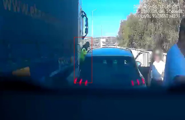 İzmir-Çeşme Otoyolu’nda yakıtı biten bir sürücüye yardım etmek isteyen otoyol