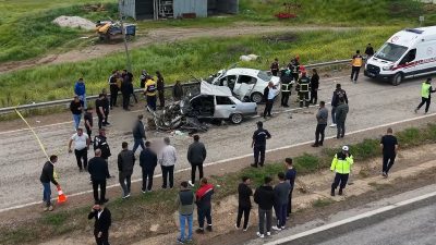 Kırıkkale’nin Karakeçili ilçesinde iki otomobilin çarpışması sonucu meydana gelen feci