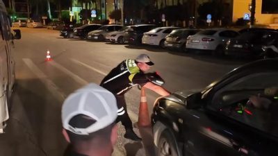 Adana’da polisin “dur” ihtarına uymayarak dehşet saçan alkollü sürücünün kaçış