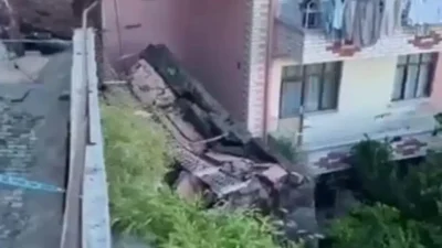 Tokat’ta büyük bir gürültüyle çöken istinat duvarı, çevredeki vatandaşlara korku