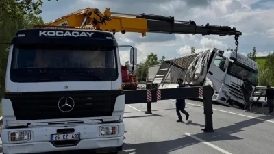 Afyonkarahisar’da seyir halindeyken sürücüsünün kontrolünden çıkan ve tonlarca eşya taşıyan
