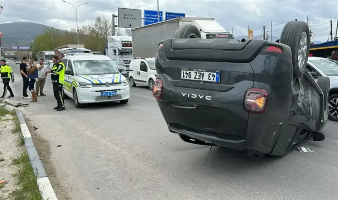 Kütahya-Eskişehir karayolunda meydana gelen ve üç aracın karıştığı zincirleme trafik