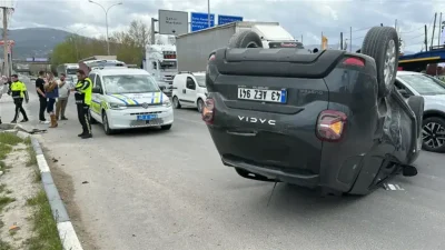 Kütahya-Eskişehir karayolunda meydana gelen ve üç aracın karıştığı zincirleme trafik