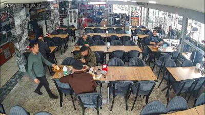 Başakşehir’de bir büfeye gelerek karınlarını doyuran iki şahıs, cüzdan bahanesiyle