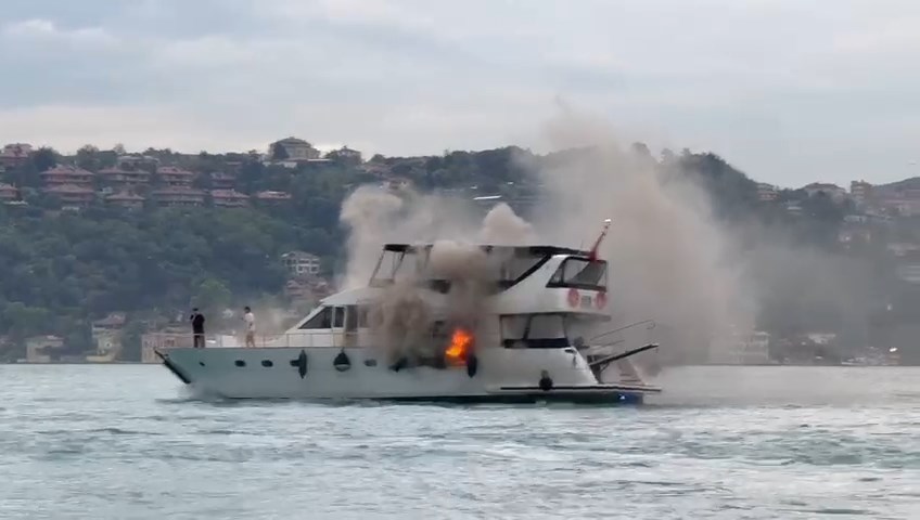 İstanbul Beşiktaş’ta bulunan Bebek sahili açıklarında seyir halindeki bir tur