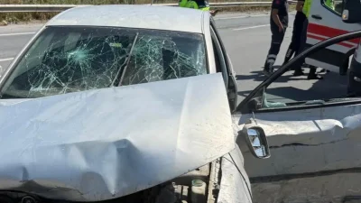 Hatay’ın İskenderun ilçesinde seyir halindeki bir otomobilin kontrolünü kaybederek bariyerlere