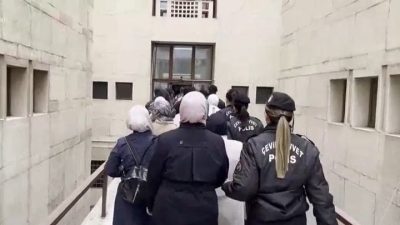 Bursa’da hiçbir yasal izni olmadan ikamet adreslerini polikliniklere çeviren ve