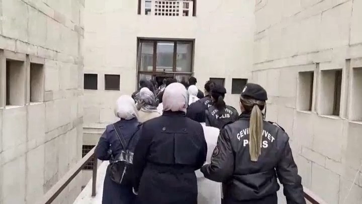 Bursa’da hiçbir yasal izni olmadan ikamet adreslerini polikliniklere çeviren ve