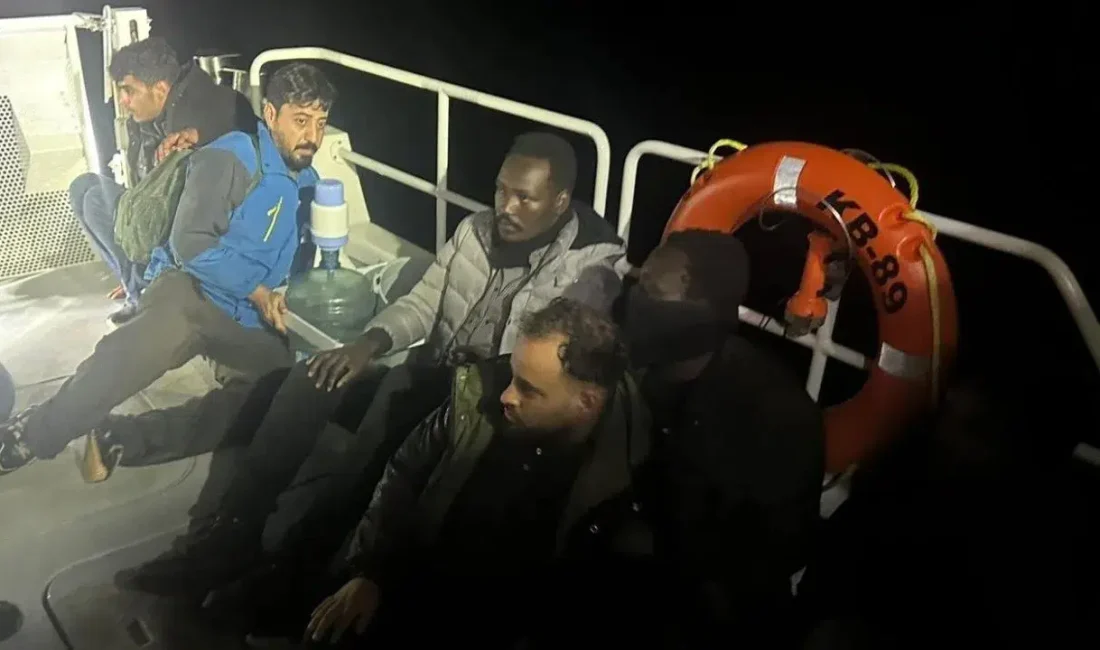 İzmir’in Menderes ve Dikili ilçeleri açıklarında Sahil Güvenlik ekiplerinin gerçekleştirdiği