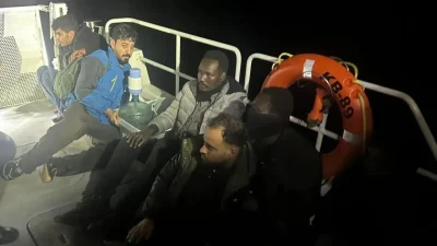 İzmir’in Menderes ve Dikili ilçeleri açıklarında Sahil Güvenlik ekiplerinin gerçekleştirdiği