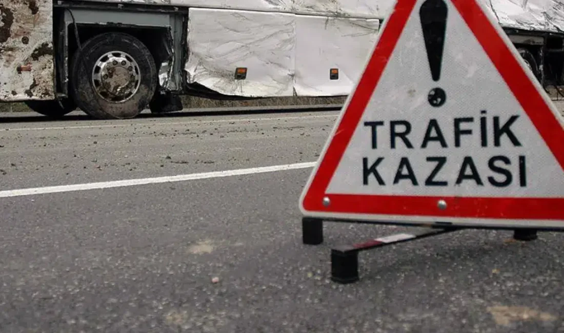 İstanbul Sultangazi’de kontrolden çıkan bir otomobilin önce hafif ticari araca,