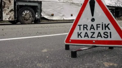 İstanbul Sultangazi’de kontrolden çıkan bir otomobilin önce hafif ticari araca,