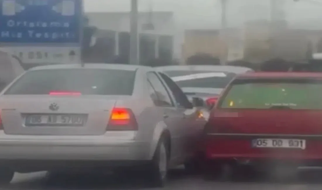 Çorum’da gerçekleştirilen bir düğün konvoyunda kaydedilen görüntüler pes dedirtti. Trafikteki
