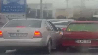 Çorum’da gerçekleştirilen bir düğün konvoyunda kaydedilen görüntüler pes dedirtti. Trafikteki