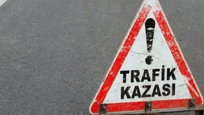 Karaman’da kontrolden çıkan bir otomobilin yol kenarındaki telefon direğine çarpması