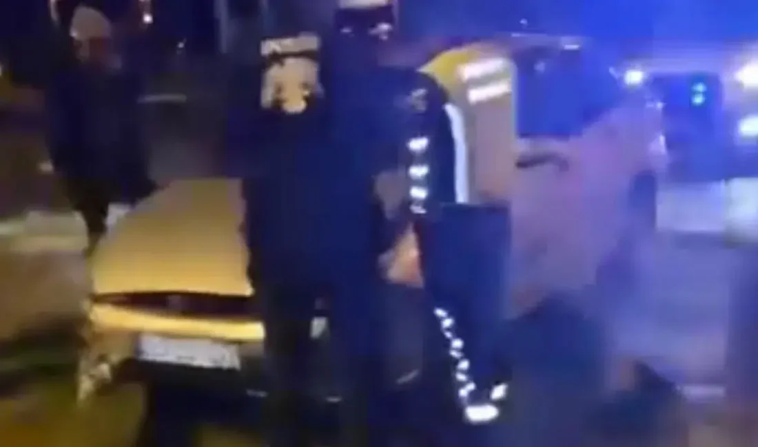 Zonguldak’ın Çaycuma ilçesinde iki otomobilin ışıklı kavşakta çarpışması sonucu meydana