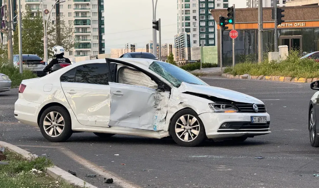 Diyarbakır’ın Kayapınar ilçesinde şehir içi yolcu minibüsü ile bir otomobilin