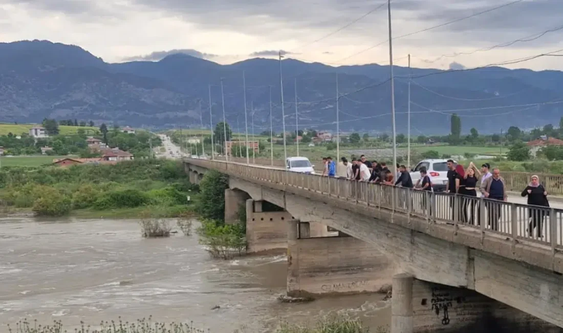 Tokat’ın Kelkit Çayı kenarında skuter ile özçekim yapmak isterken suya