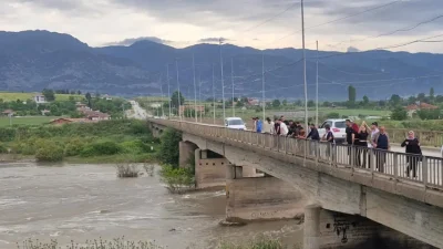 Tokat’ın Kelkit Çayı kenarında skuter ile özçekim yapmak isterken suya