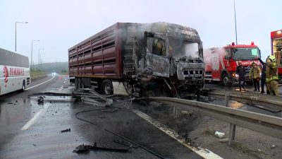 Kuzey Marmara Otoyolu Çekmeköy geçişinde kontrolden çıkan bir tır, bariyerleri