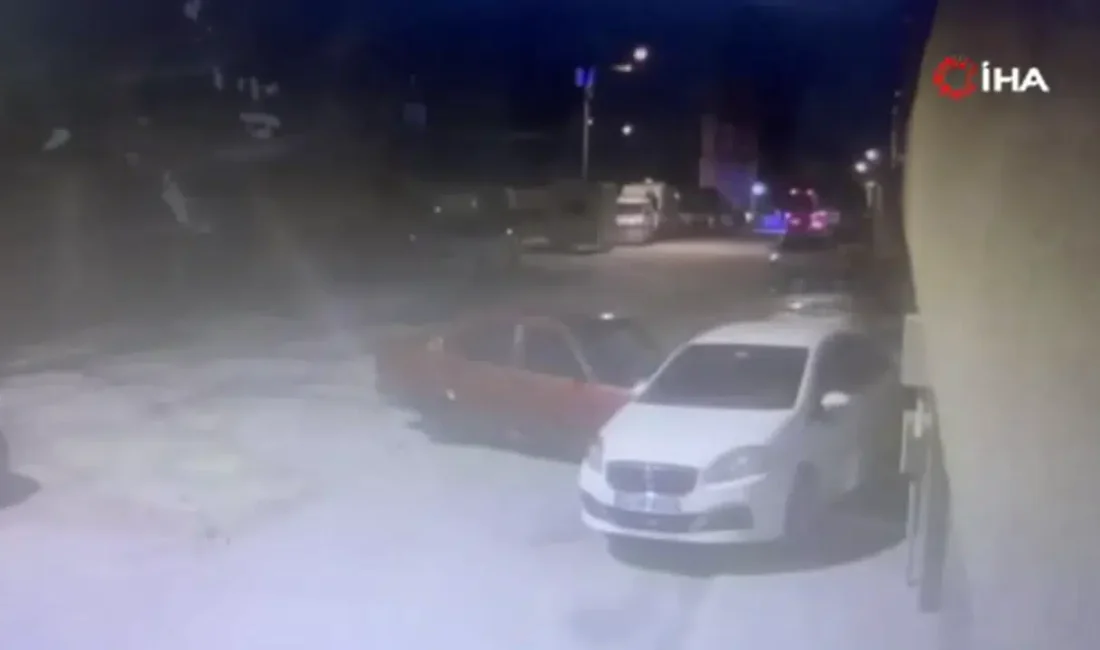 Eskişehir sokaklarında drift atarak ilerleyen Tofaş marka otomobilin park halindeki