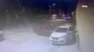 Eskişehir sokaklarında drift atarak ilerleyen Tofaş marka otomobilin park halindeki