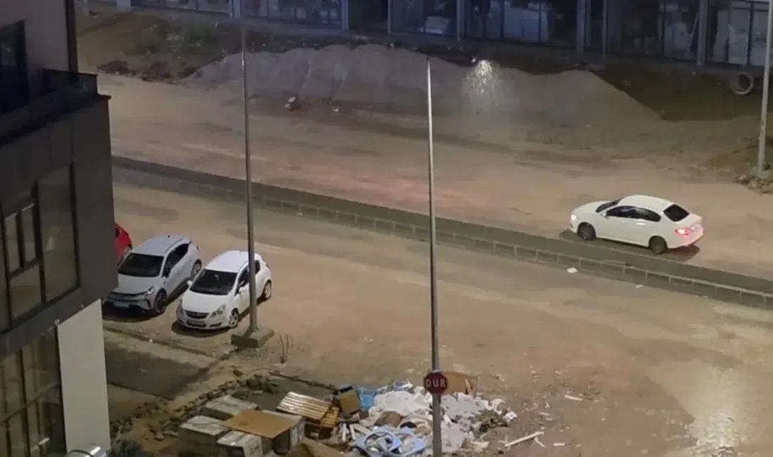 Edirne’de gece saatlerinde etkisini artıran şiddetli yağış, cadde ve sokakları