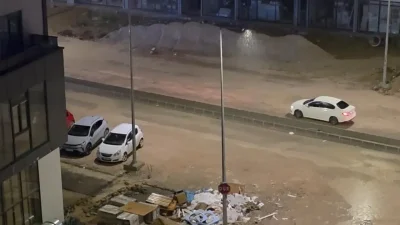 Edirne’de gece saatlerinde etkisini artıran şiddetli yağış, cadde ve sokakları