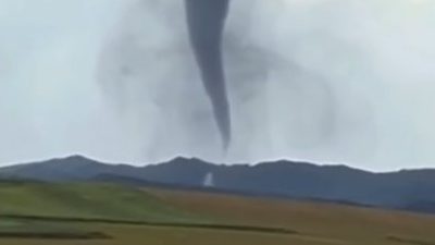 Çorum’un Sungurlu ilçesinde aniden ortaya çıkan ve önüne ne kattıysa