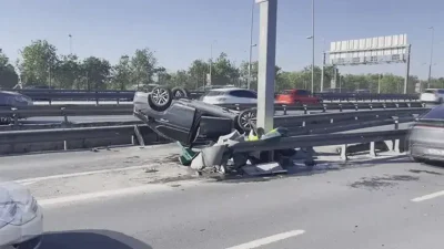Küçükçekmece D-100 Karayolu üzerinde kontrolden çıkarak bariyerlere çarpan ve takla