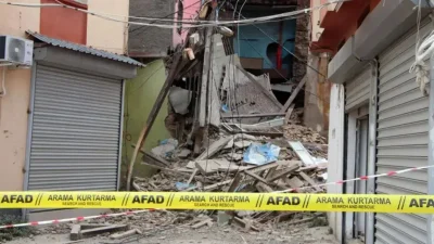 Adana’nın Seyhan ilçesinde uzun süredir boş olan 3 katlı metruk
