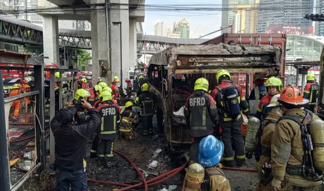Tayland’ın başkenti Bangkok’ta raylar üzerinde mahsur kalan bir halk otobüsüne