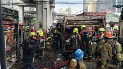 Tayland’ın başkenti Bangkok’ta raylar üzerinde mahsur kalan bir halk otobüsüne