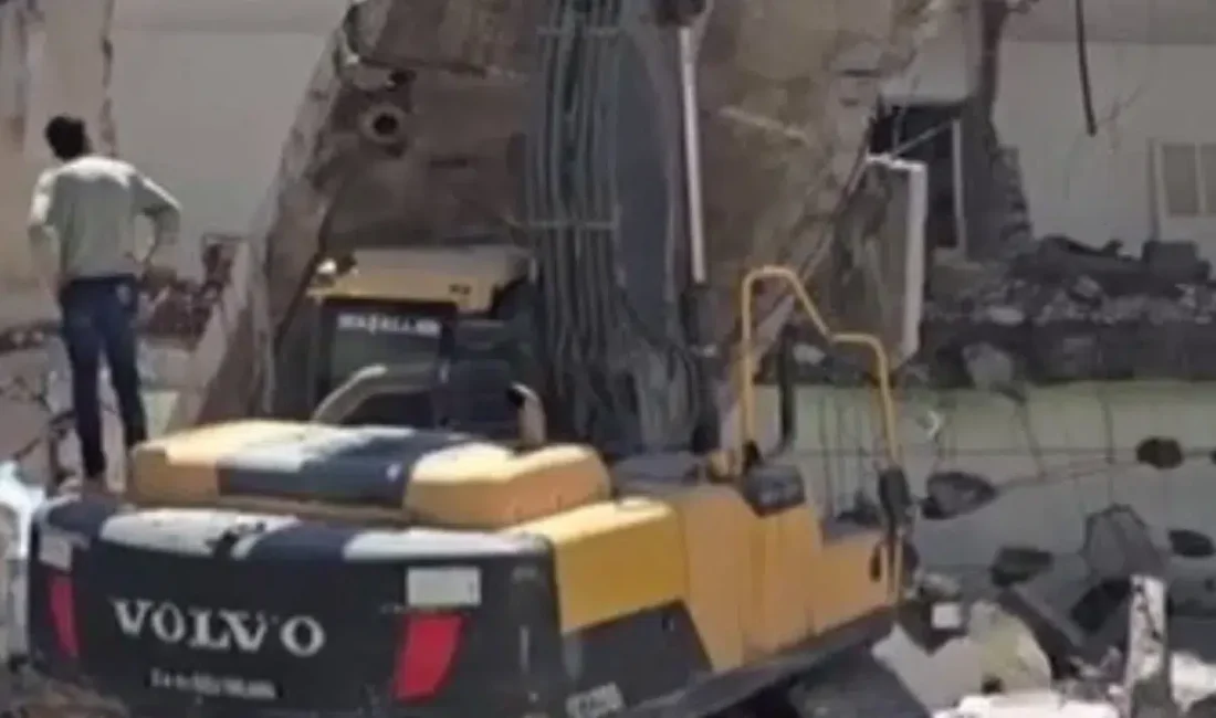Adıyaman’ın Kahta ilçesinde devam eden hasarlı bina yıkımları sırasında korku
