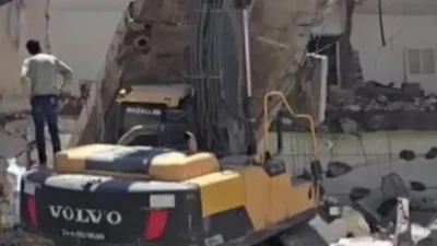 Adıyaman’ın Kahta ilçesinde devam eden hasarlı bina yıkımları sırasında korku