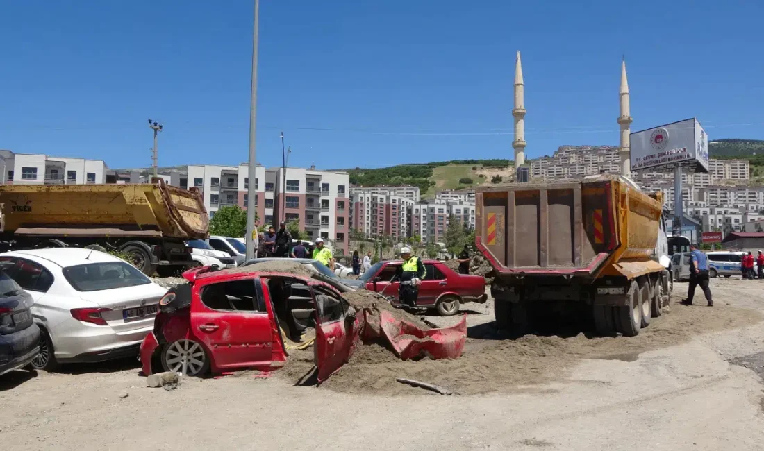 Kahramanmaraş’ın Dulkadiroğlu ilçesinde kum yüklü bir kamyonun fren sisteminin arızalanması