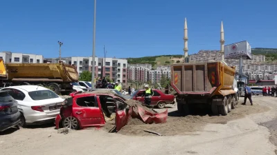 Kahramanmaraş’ın Dulkadiroğlu ilçesinde kum yüklü bir kamyonun fren sisteminin arızalanması