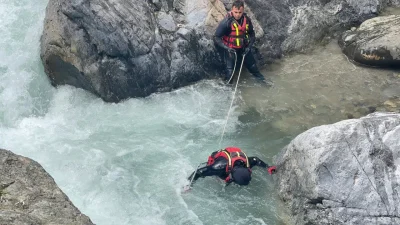 Osmaniye’de ailesiyle birlikte vakit geçirdiği sırada dengesini kaybederek Karaçay Deresi’ne